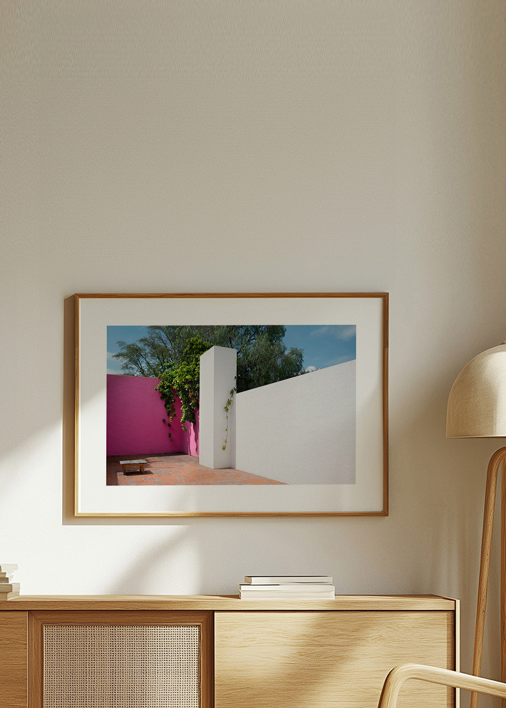 Minimalistisches Bild: rosa-weißer Innenhof