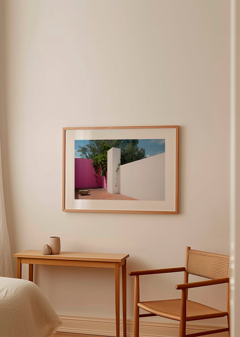 Minimalistisches Bild: rosa-weißer Innenhof