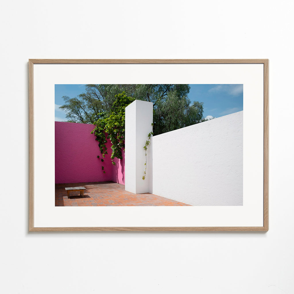 Minimalistisches Bild: rosa-weißer Innenhof