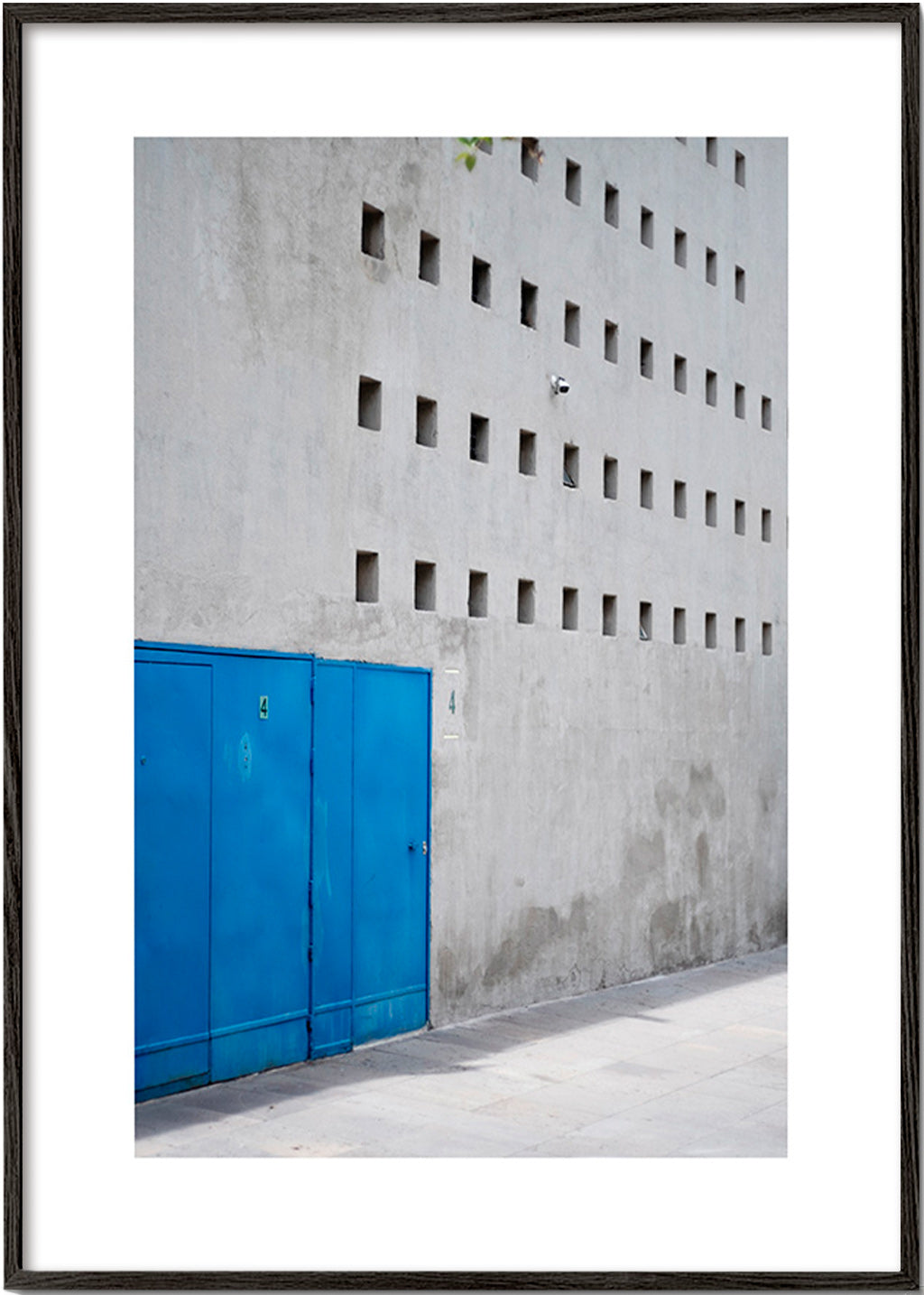 Blaue Tür an geometrischer Fassade