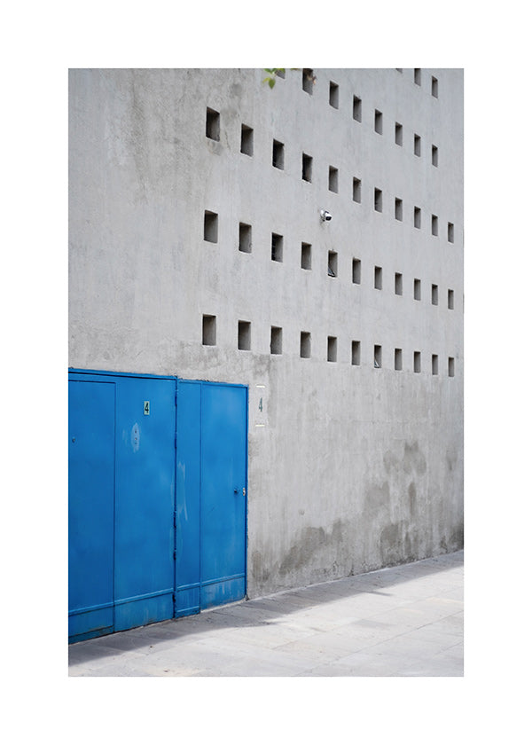 Blaue Tür an geometrischer Fassade