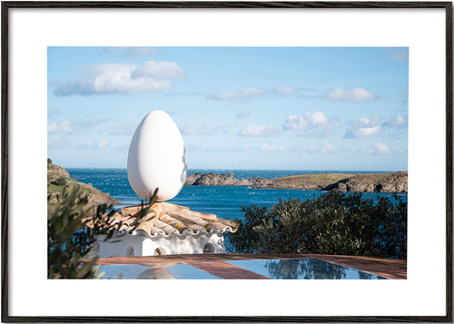 Landschaftskunst mit eiförmiger Skulptur am Meer