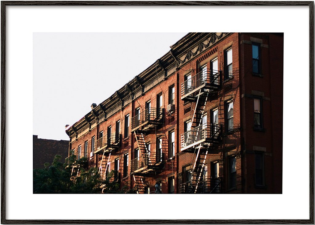 Reiseposter: New Yorker Brownstone-Fassade mit Feuertreppen
