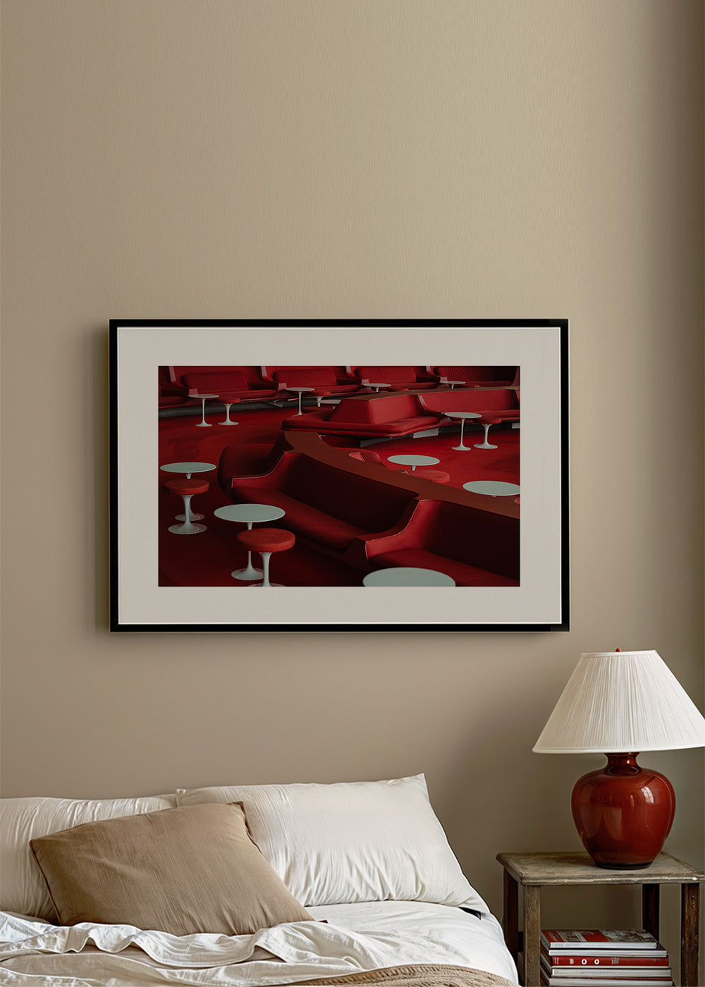 Rote Lounge-Fotografie mit geschwungenen Sitzen