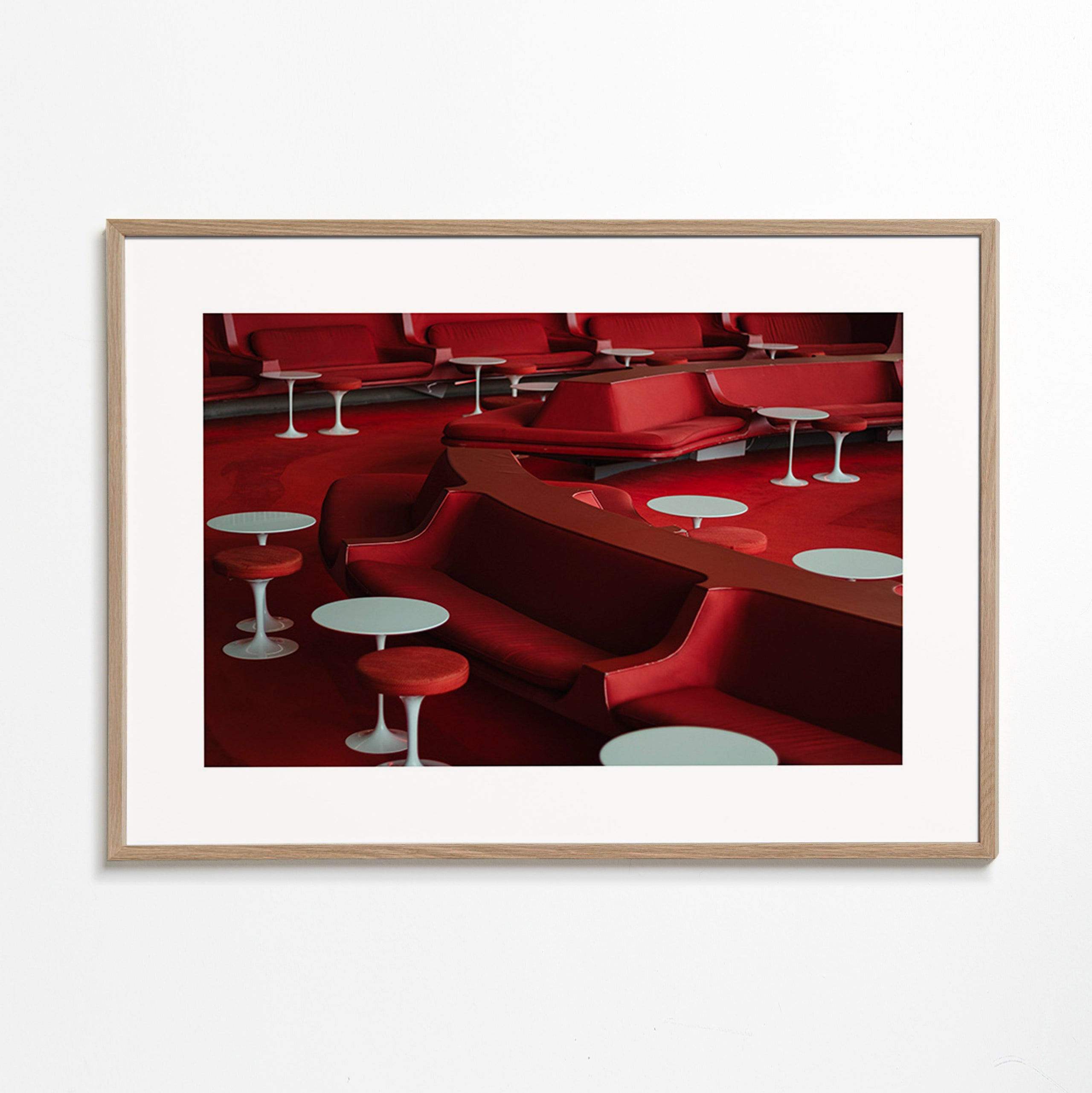 Rote Lounge-Fotografie mit geschwungenen Sitzen