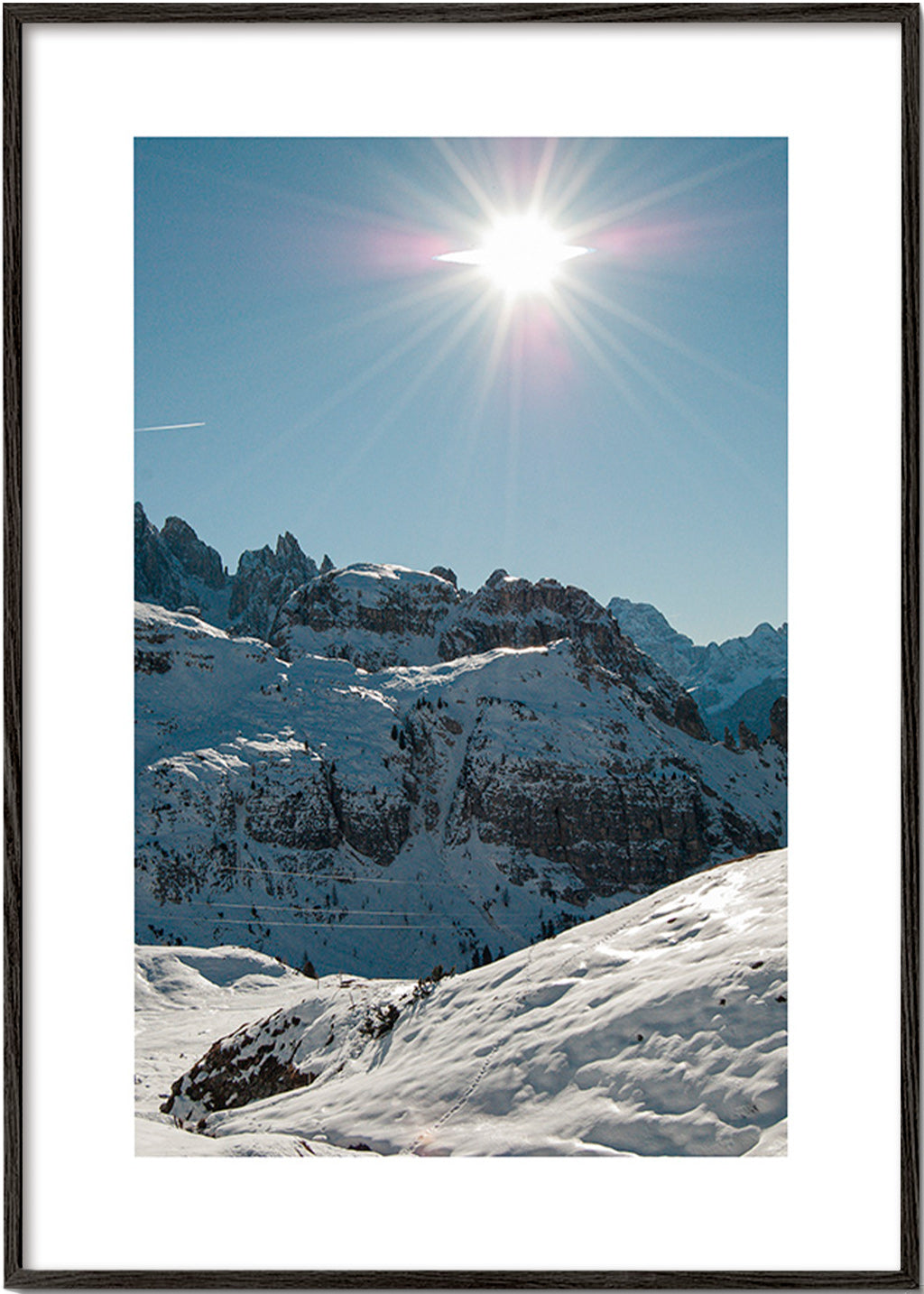 Küstenlandschaft: verschneite Gipfel mit strahlender Sonne