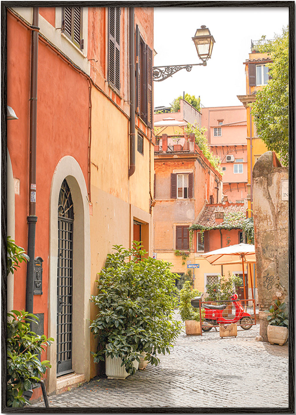 Cuadro de ciudades: calle de Trastevere con Vespa roja – Black Frame