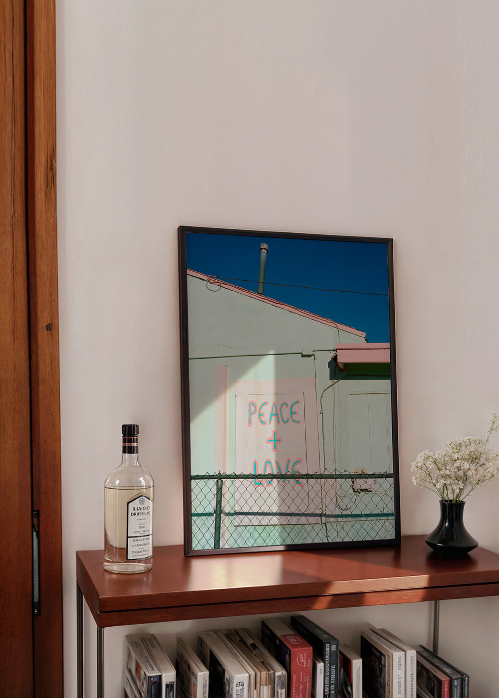 Fotografía de fachada con grafiti Peace + Love – Product1