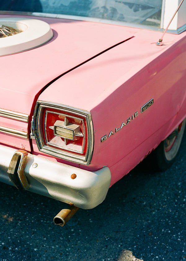 Cuadro vintage coche rosa clásico