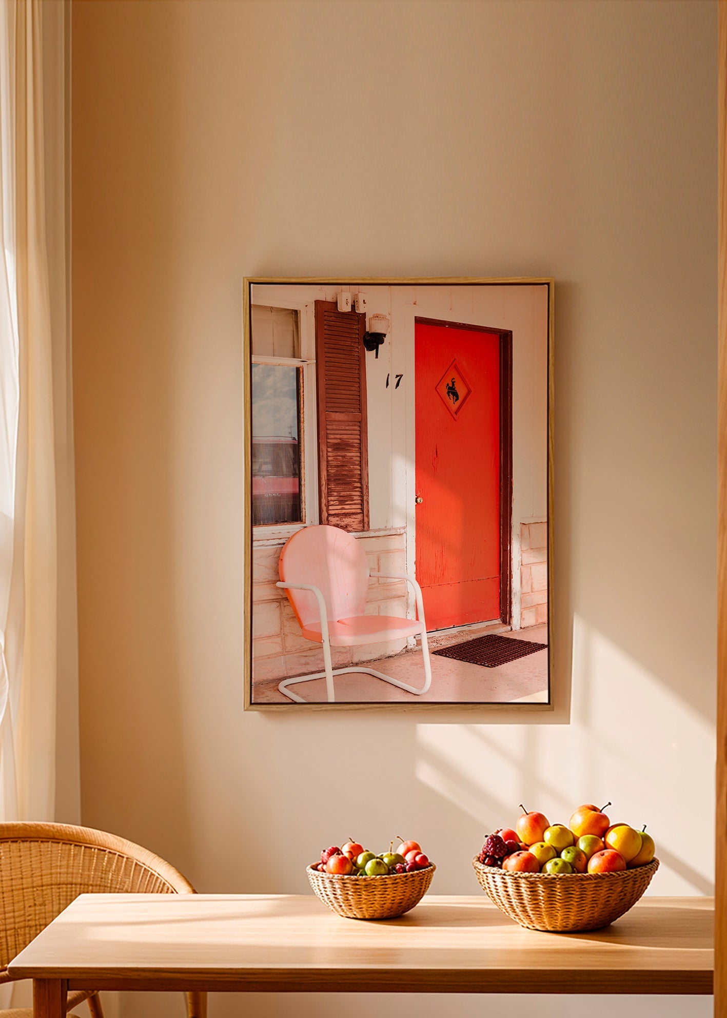 Fotografía de motel con puerta roja y silla retro – Canvas1