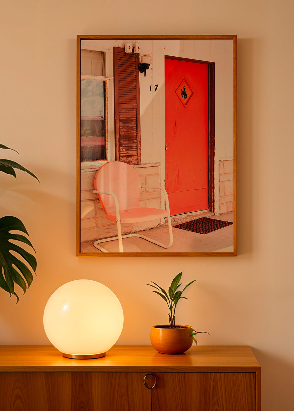 Fotografía de motel con puerta roja y silla retro – Product1