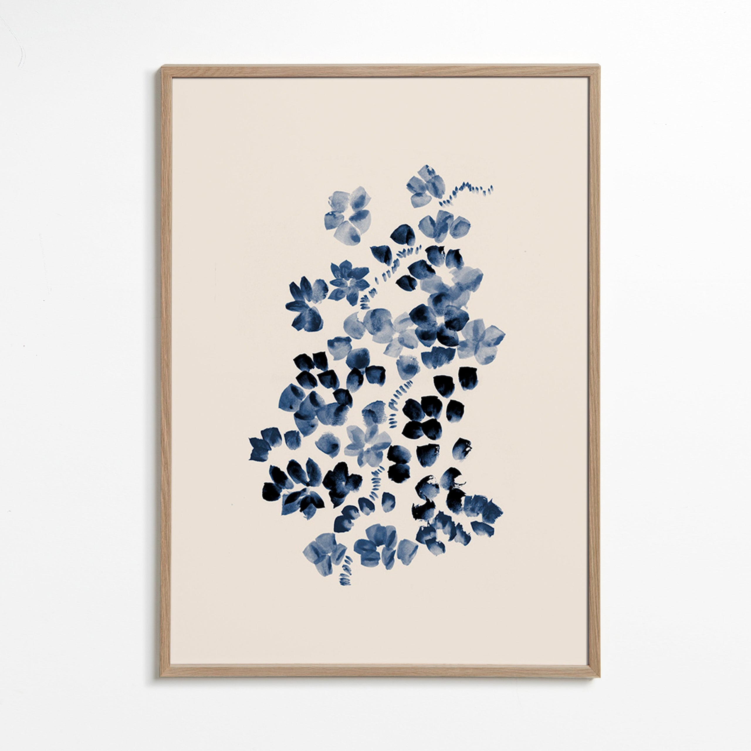 Lámina botánica en azul sobre fondo beige – Oak Frame
