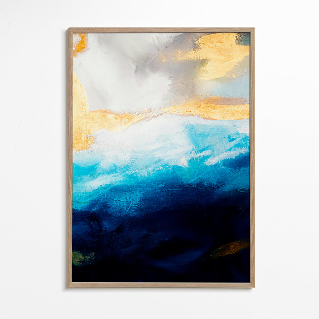 Cuadro abstracto con mar en azul y toques dorados – Oak Frame