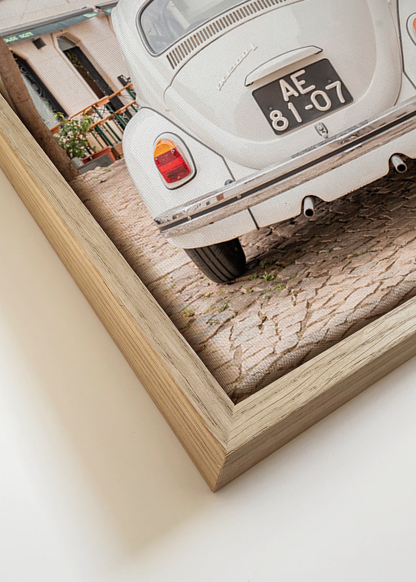 Cuadro de ciudades con coche clásico en empedrado – Canvas detail