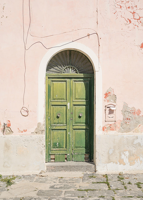 Cuadro de ciudades: puerta verde en fachada rosa