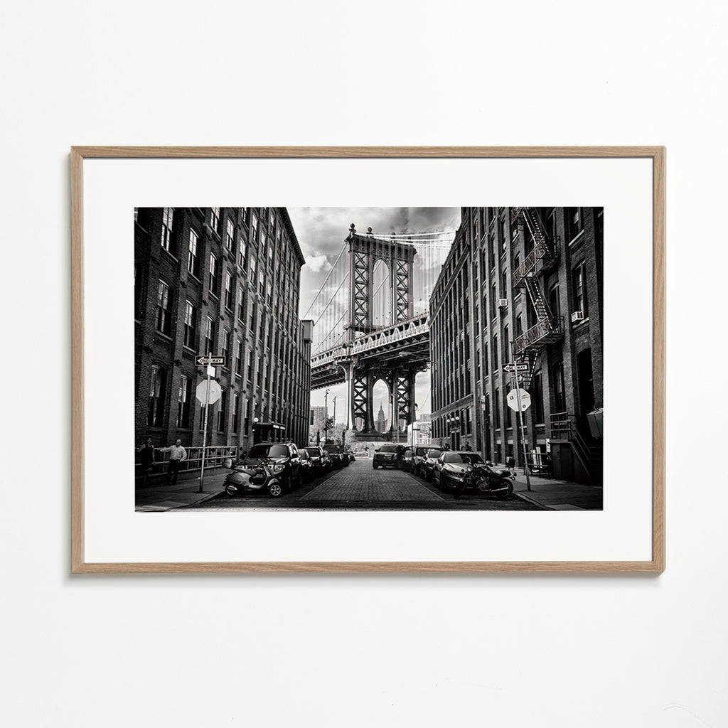 Cuadro de ciudades: Manhattan Bridge en blanco y negro – Oak Frame