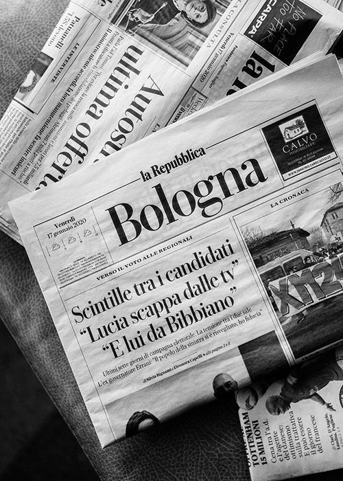 Cuadro de ciudades con portada de periódico en blanco y negro