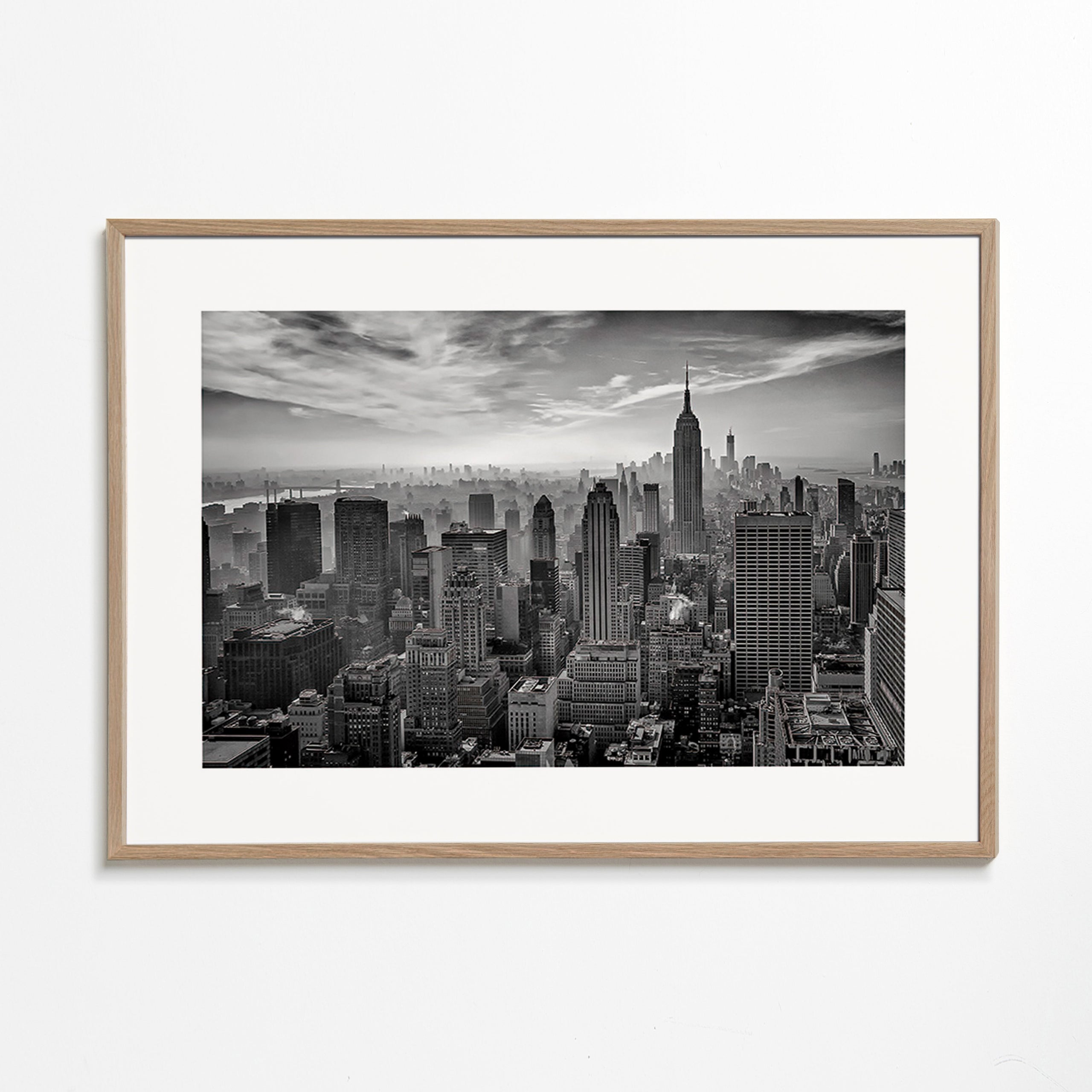 Cuadro de ciudades: Skyline de Manhattan en blanco y negro – Oak Frame
