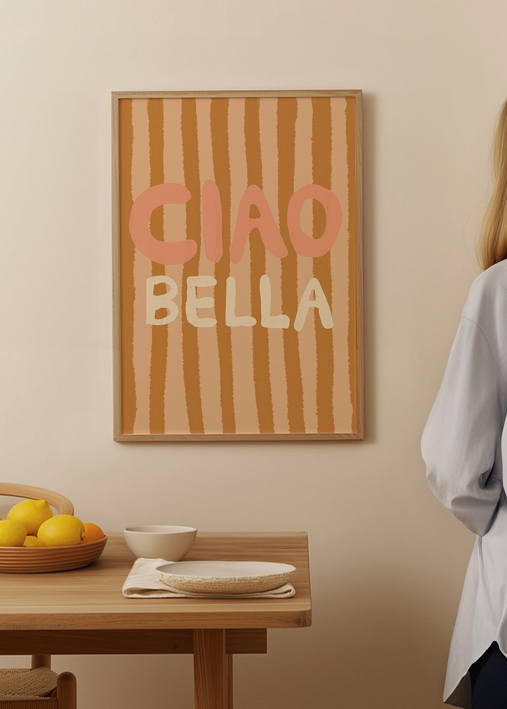 Ilustración Ciao Bella con tipografía y rayas tostadas – Product3