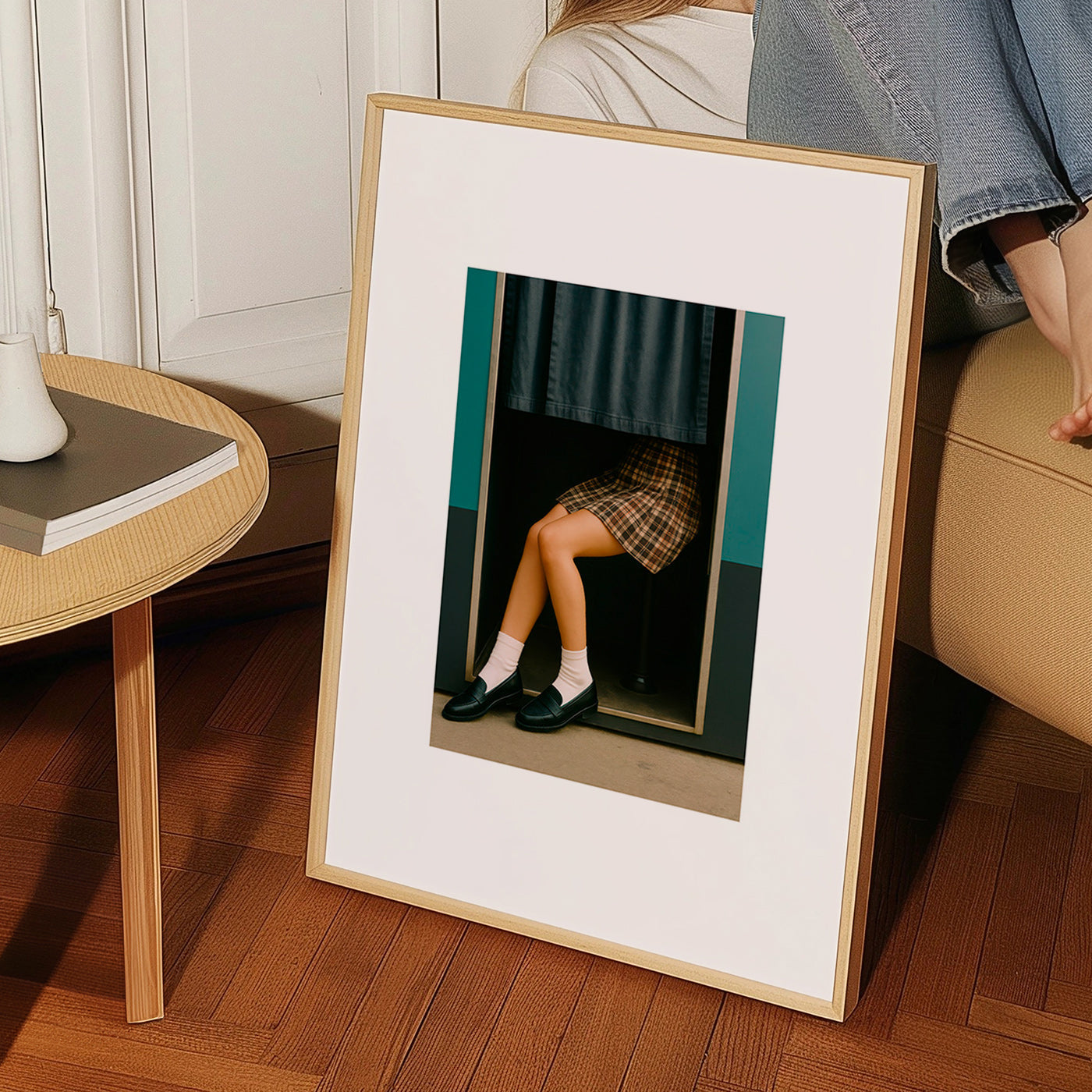 Fotografía editorial de piernas en cabina – Product3