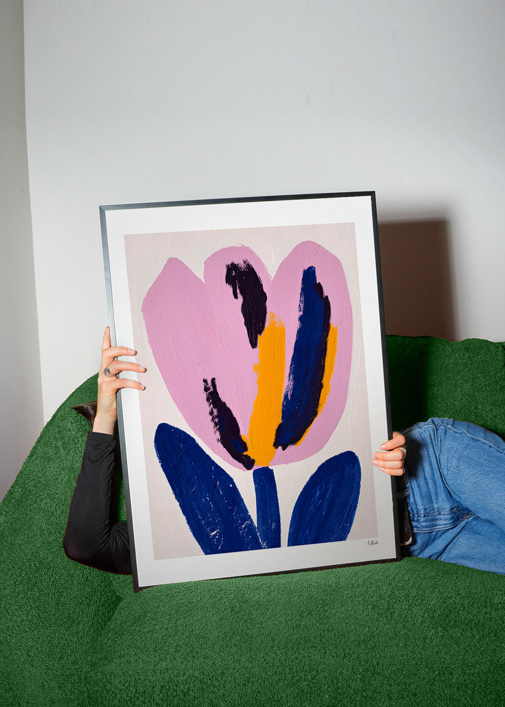 Lámina botánica con flor rosa y trazos azules – Product3