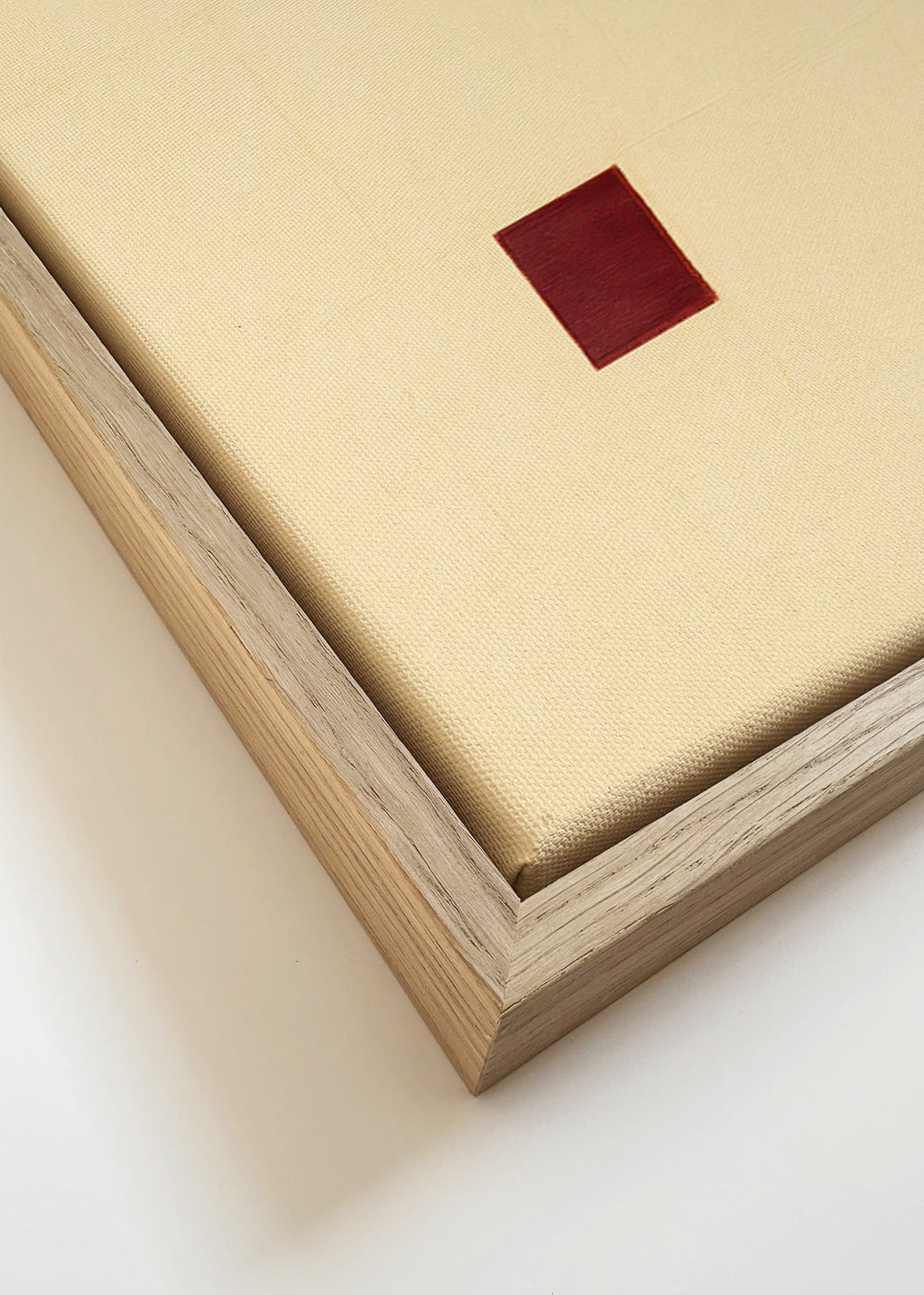 Cuadro minimalista con núcleo rojo – Canvas detail