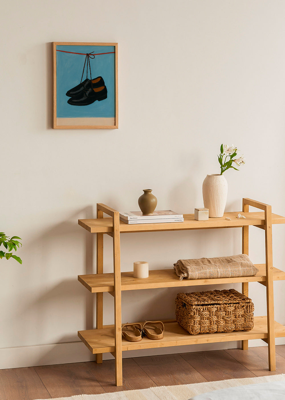 Ilustración de zapatos colgantes sobre fondo azul – Product3