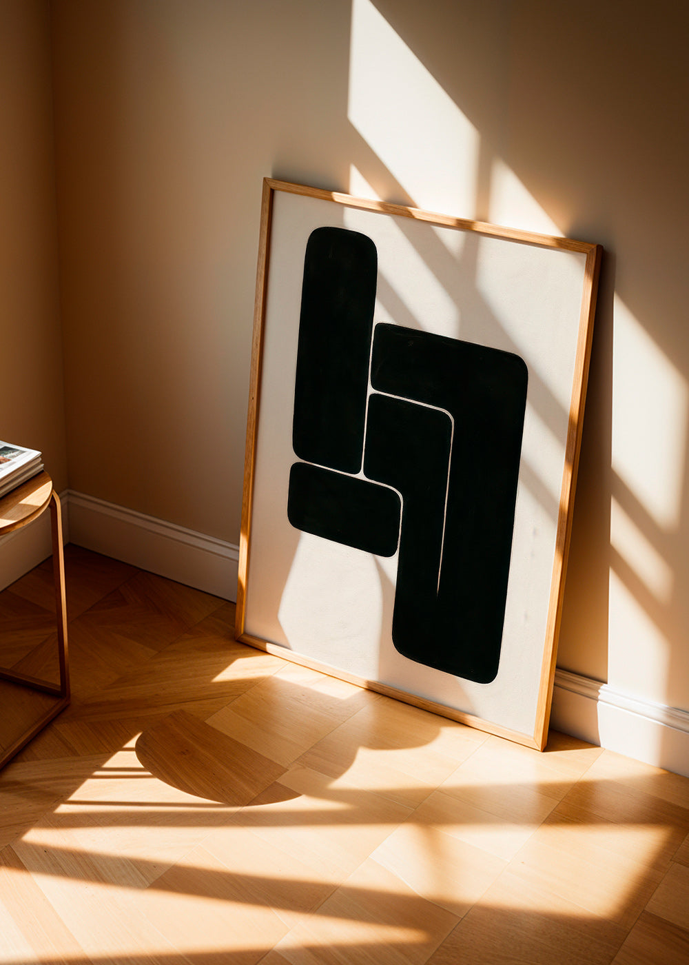 Cuadro geométrico en formas negras y fondo crema – Product2