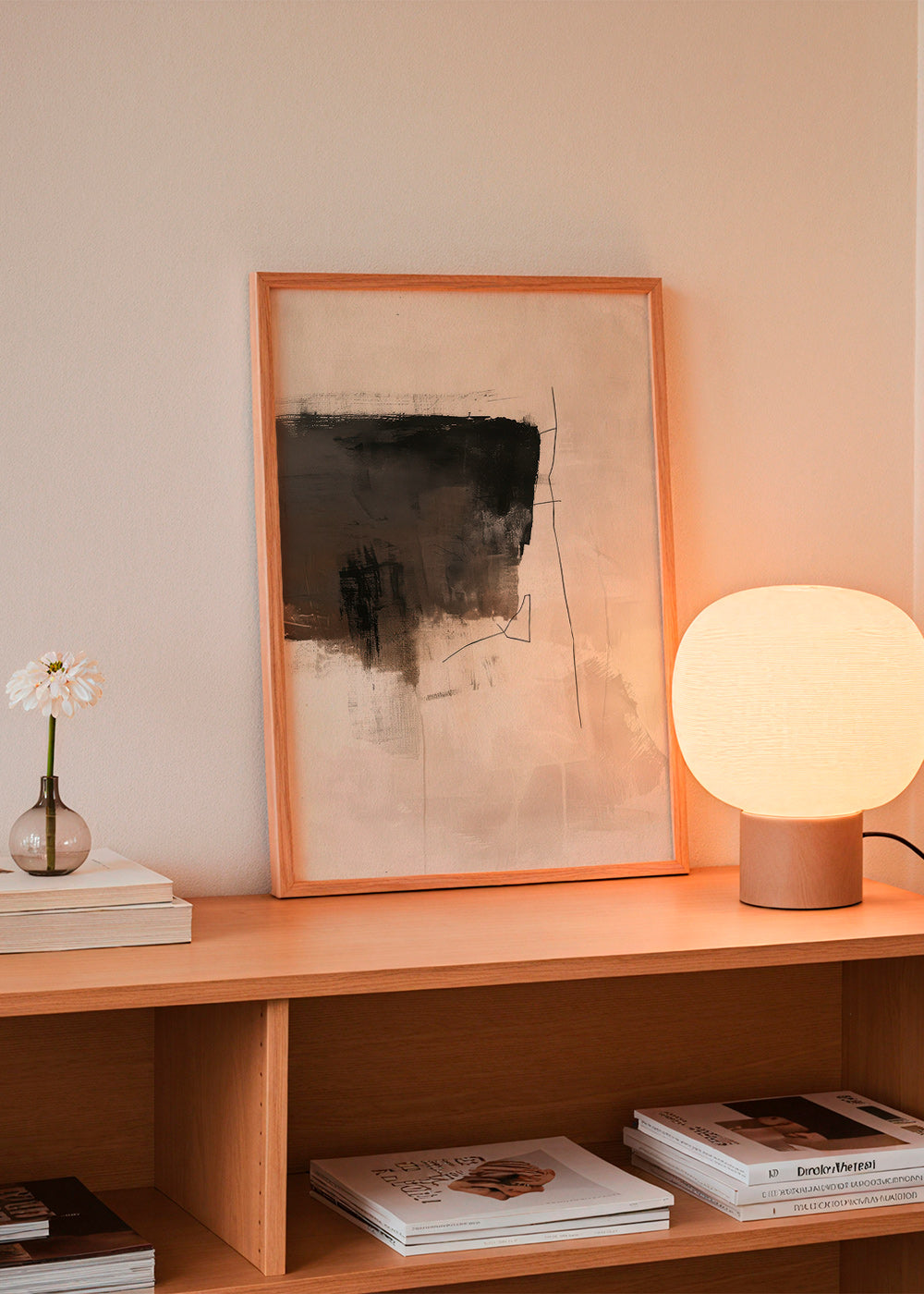 Cuadro abstracto con trazo oscuro sobre fondo beige – Product1