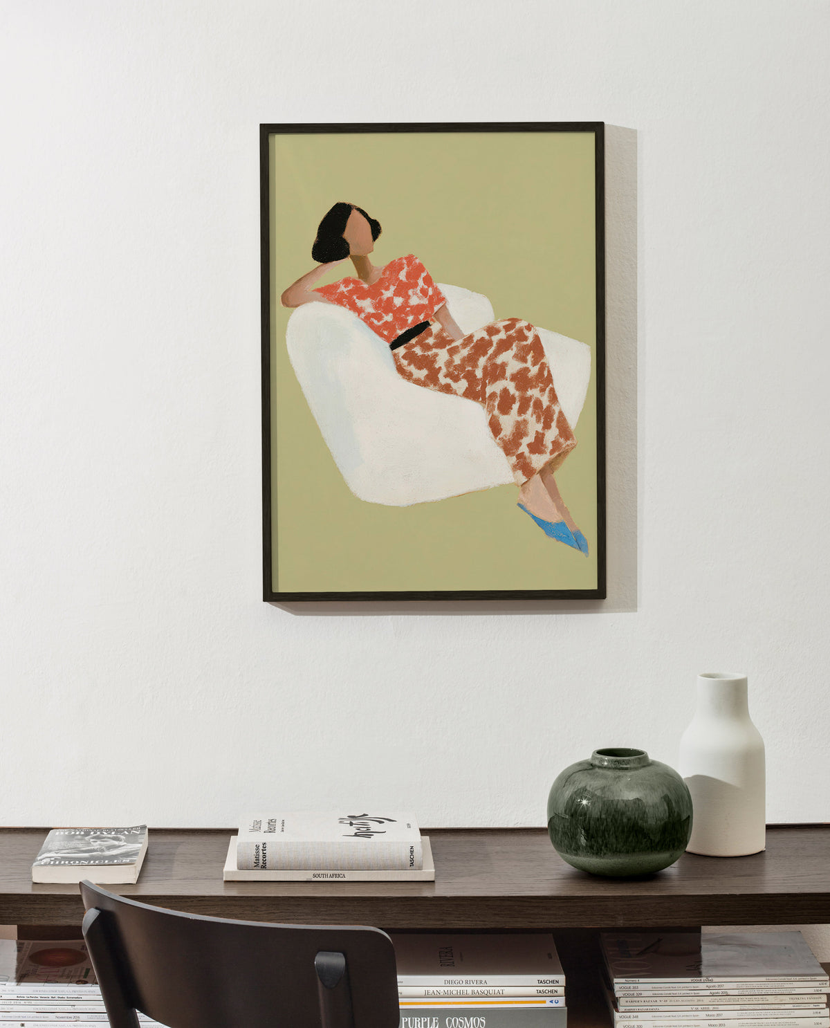 Ilustración reclinada en sillón blanco – Product1