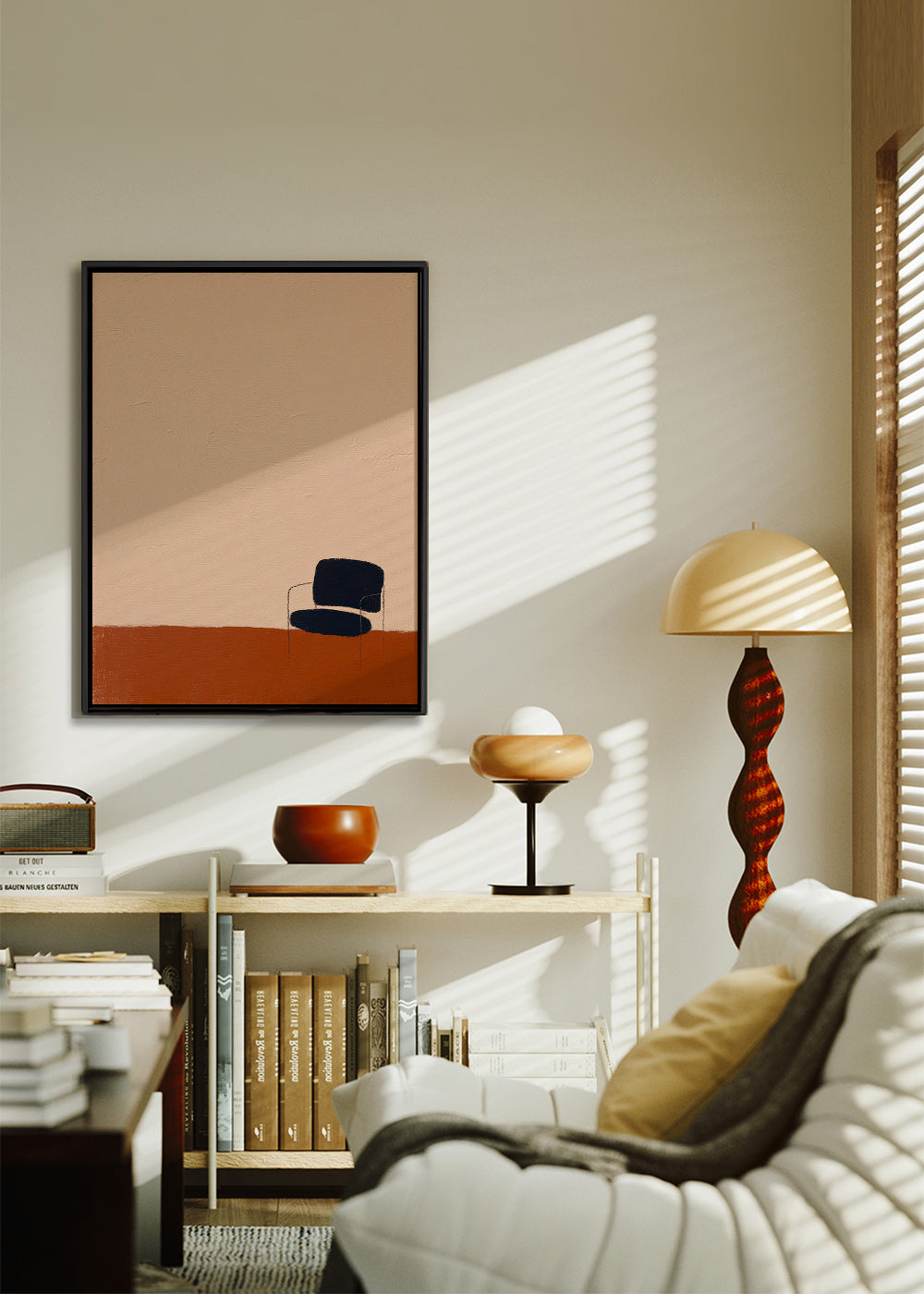 Minimalistisches Bild: Stuhl auf ockerfarbenem Boden