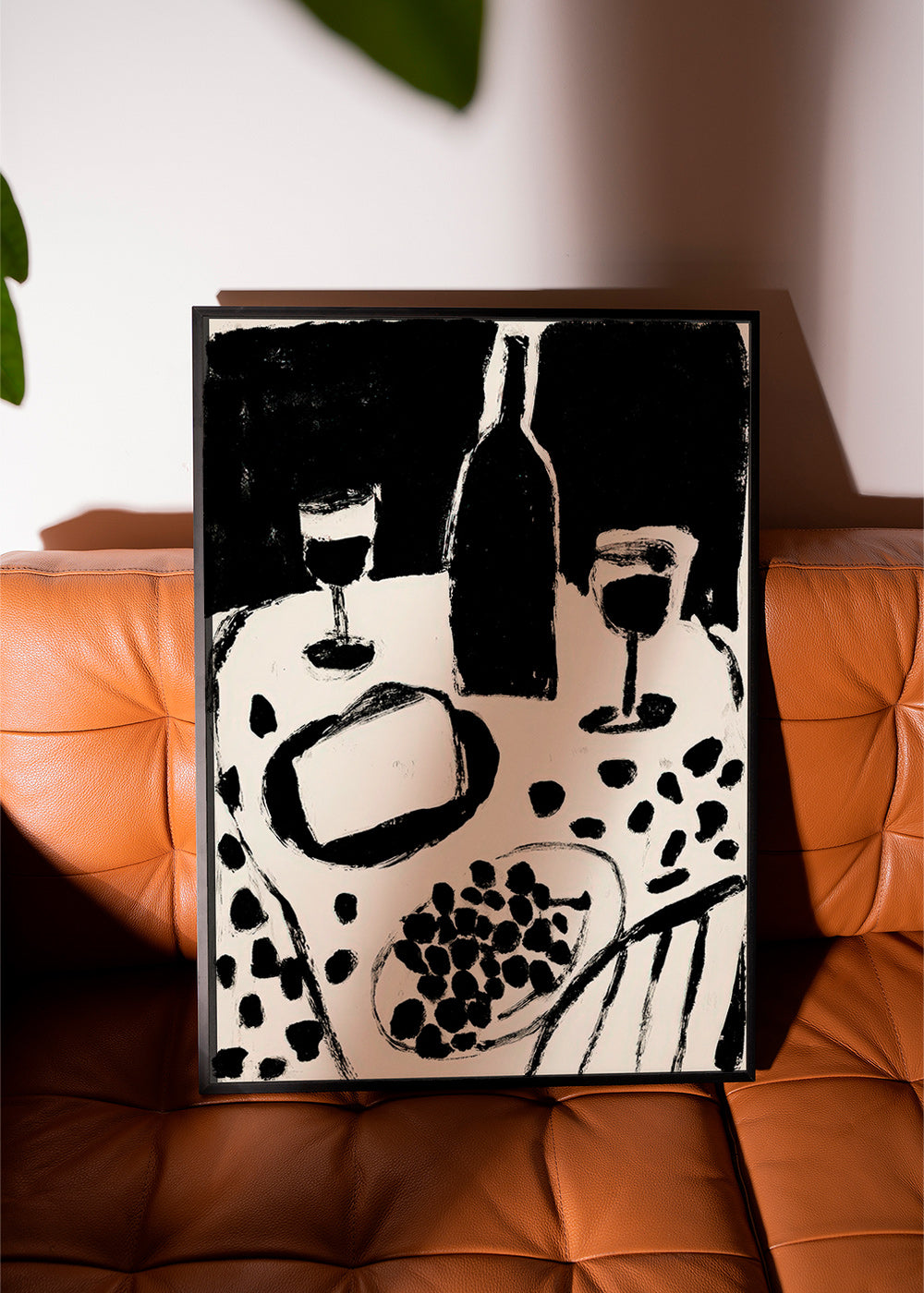Küchenkunst: Flasche und Trauben in Monochrom