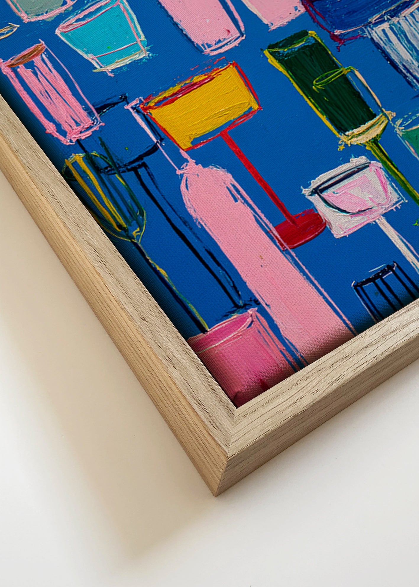 Küchenkunst: bunte Cocktails auf blauem Hintergrund