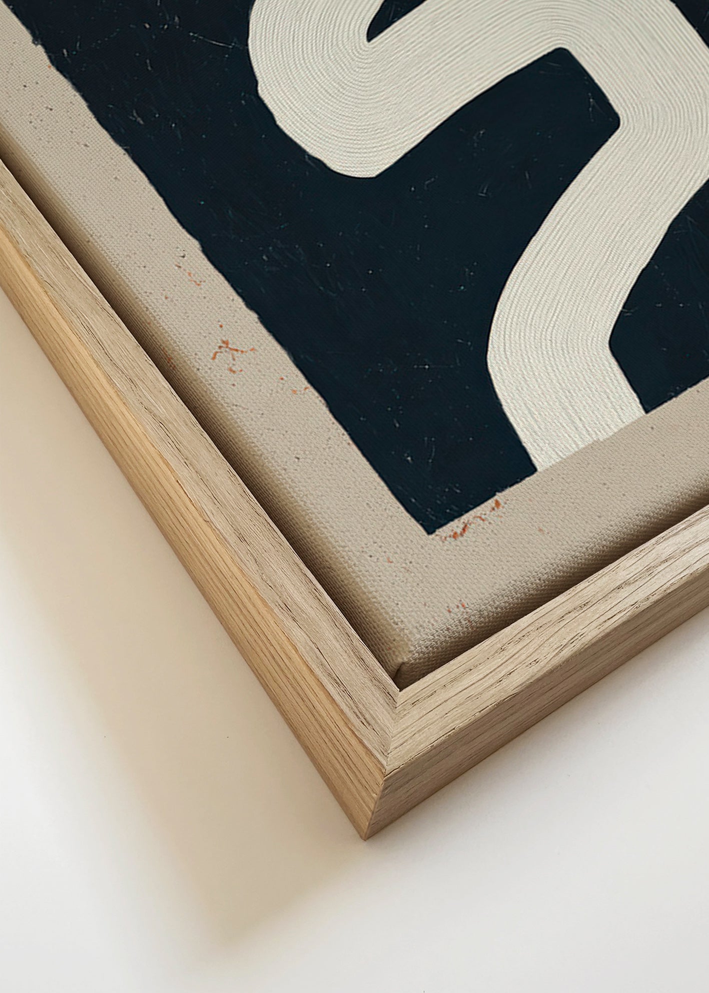 Minimalistisches Motiv weiße Kurve auf dunklem Feld