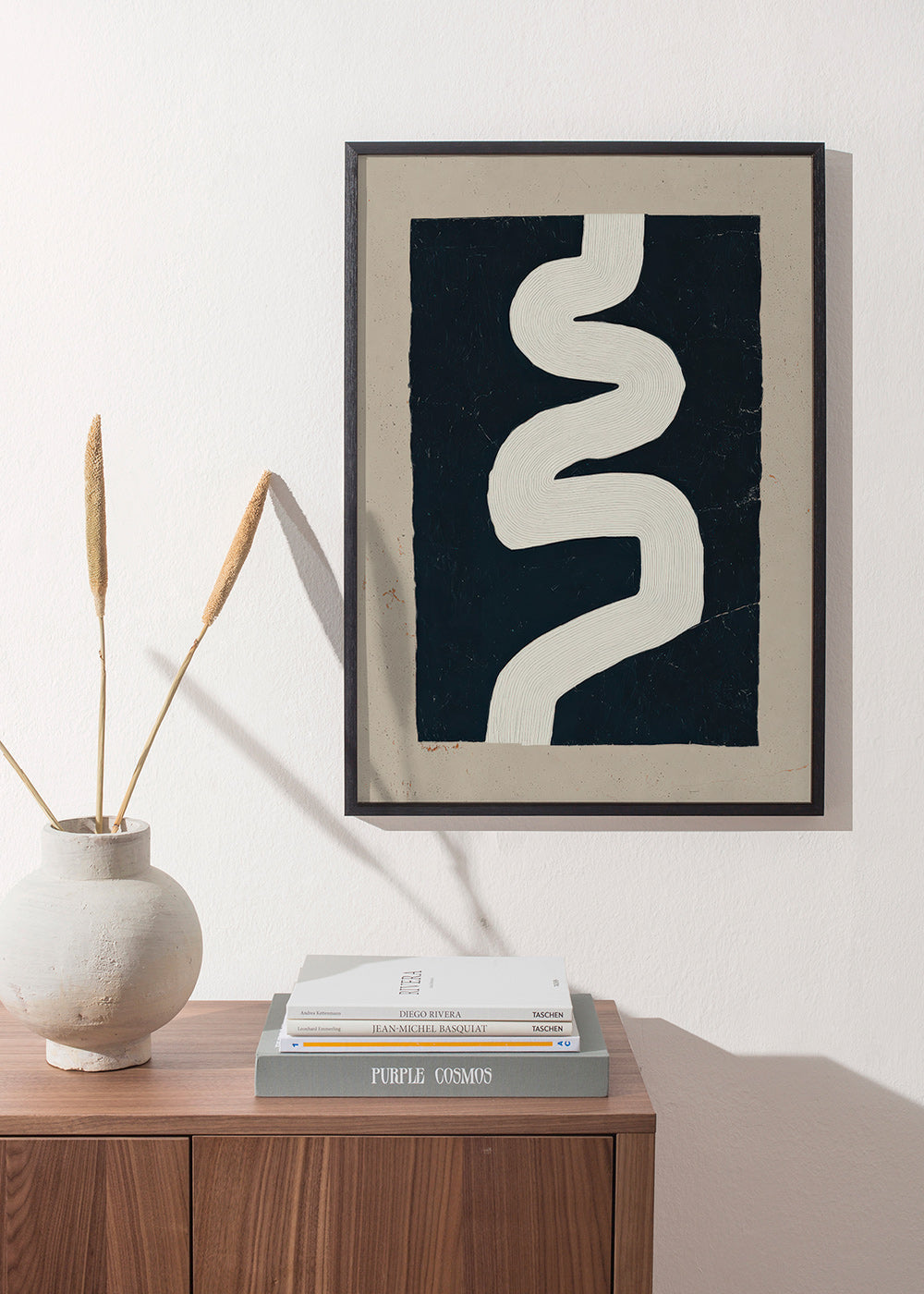 Minimalistisches Motiv weiße Kurve auf dunklem Feld