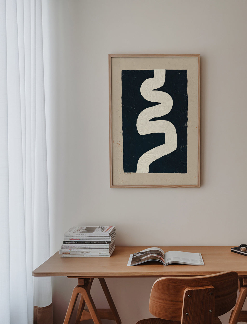 Minimalistisches Motiv weiße Kurve auf dunklem Feld