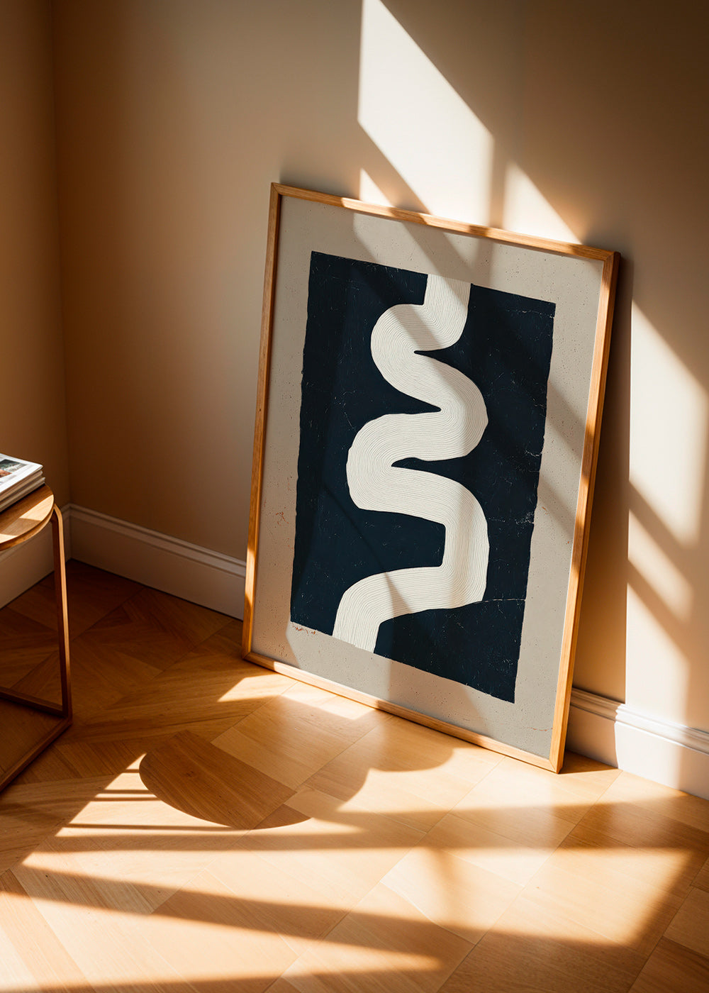 Minimalistisches Motiv weiße Kurve auf dunklem Feld