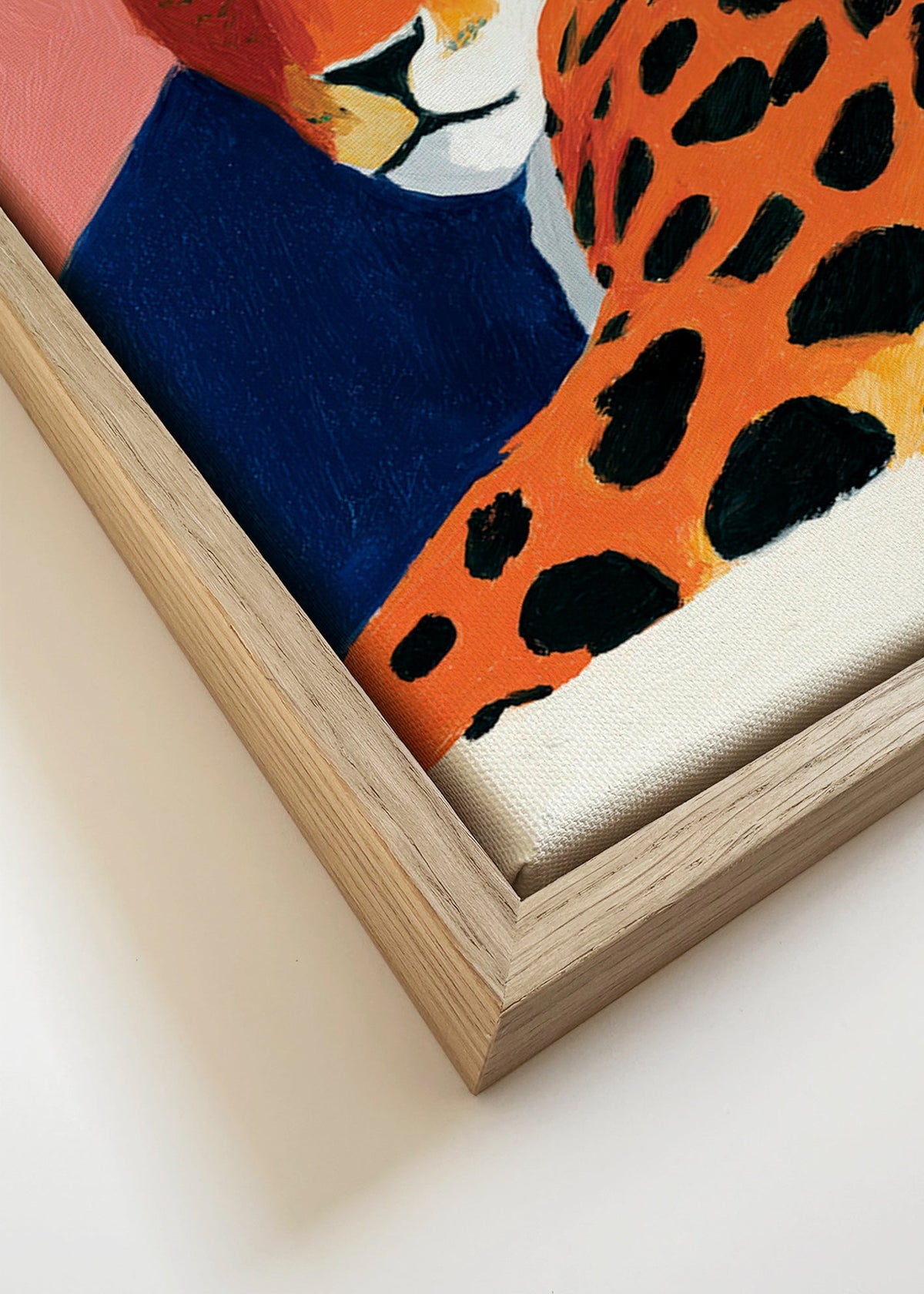 Kunstwerk: Ruhender Leopard vor rosa Hintergrund