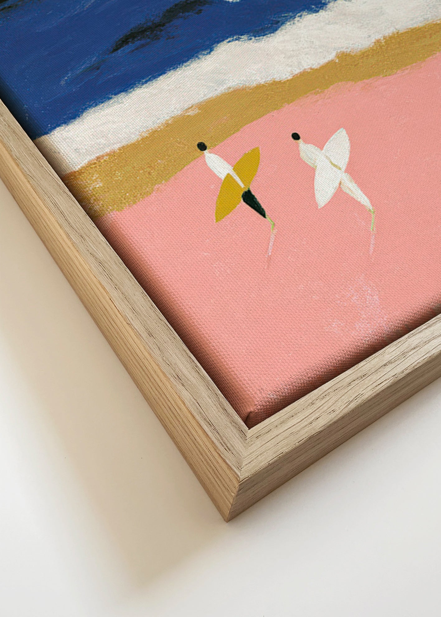 Landschaftsbild mit Surfern und rosa Sand