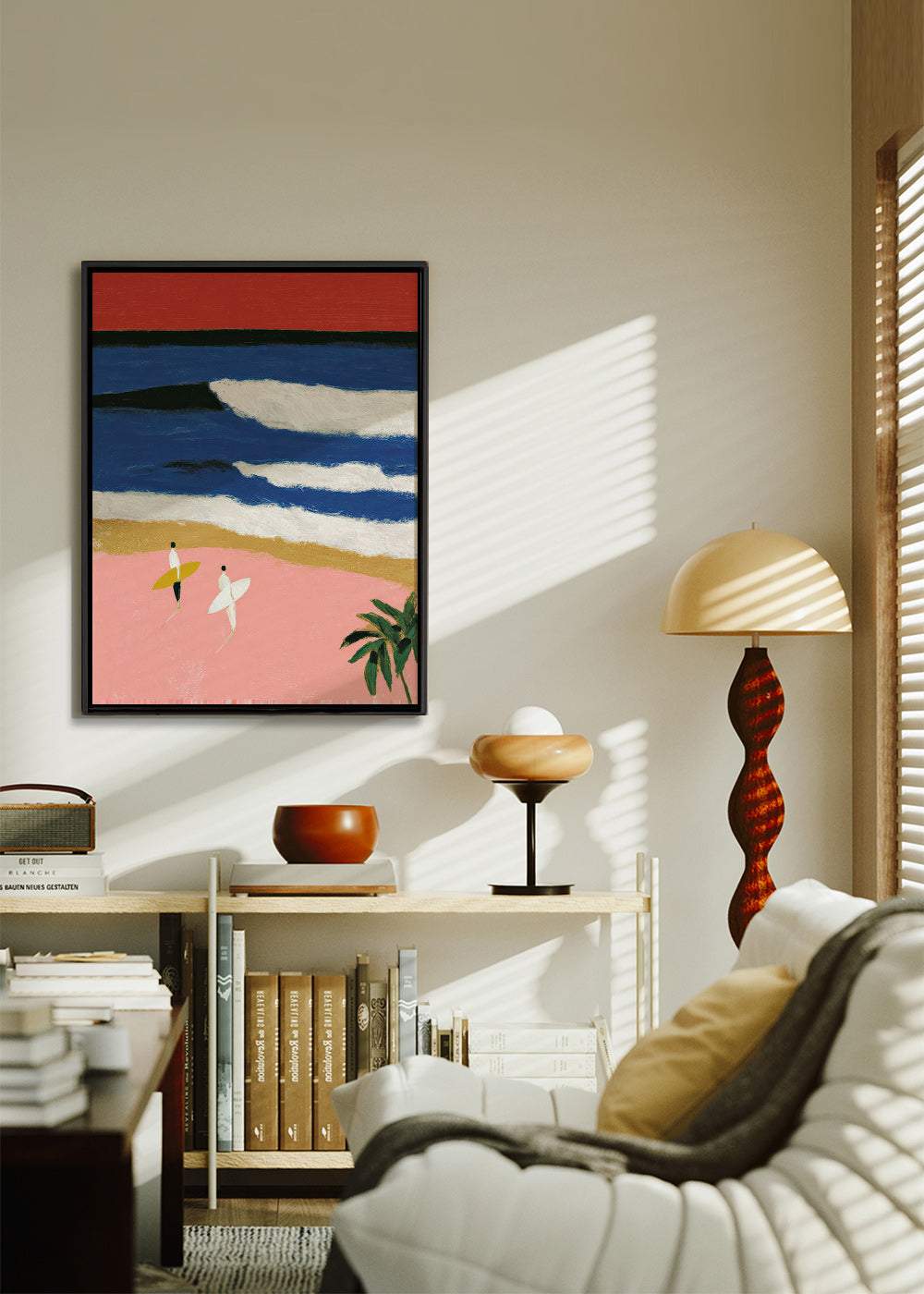 Landschaftsbild mit Surfern und rosa Sand