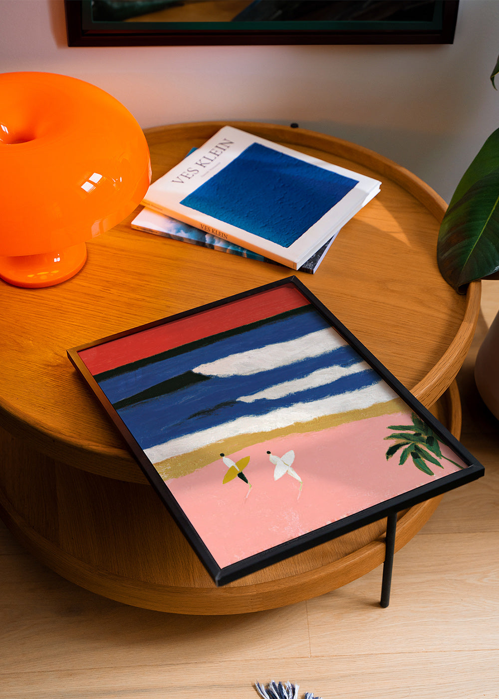 Landschaftsbild mit Surfern und rosa Sand