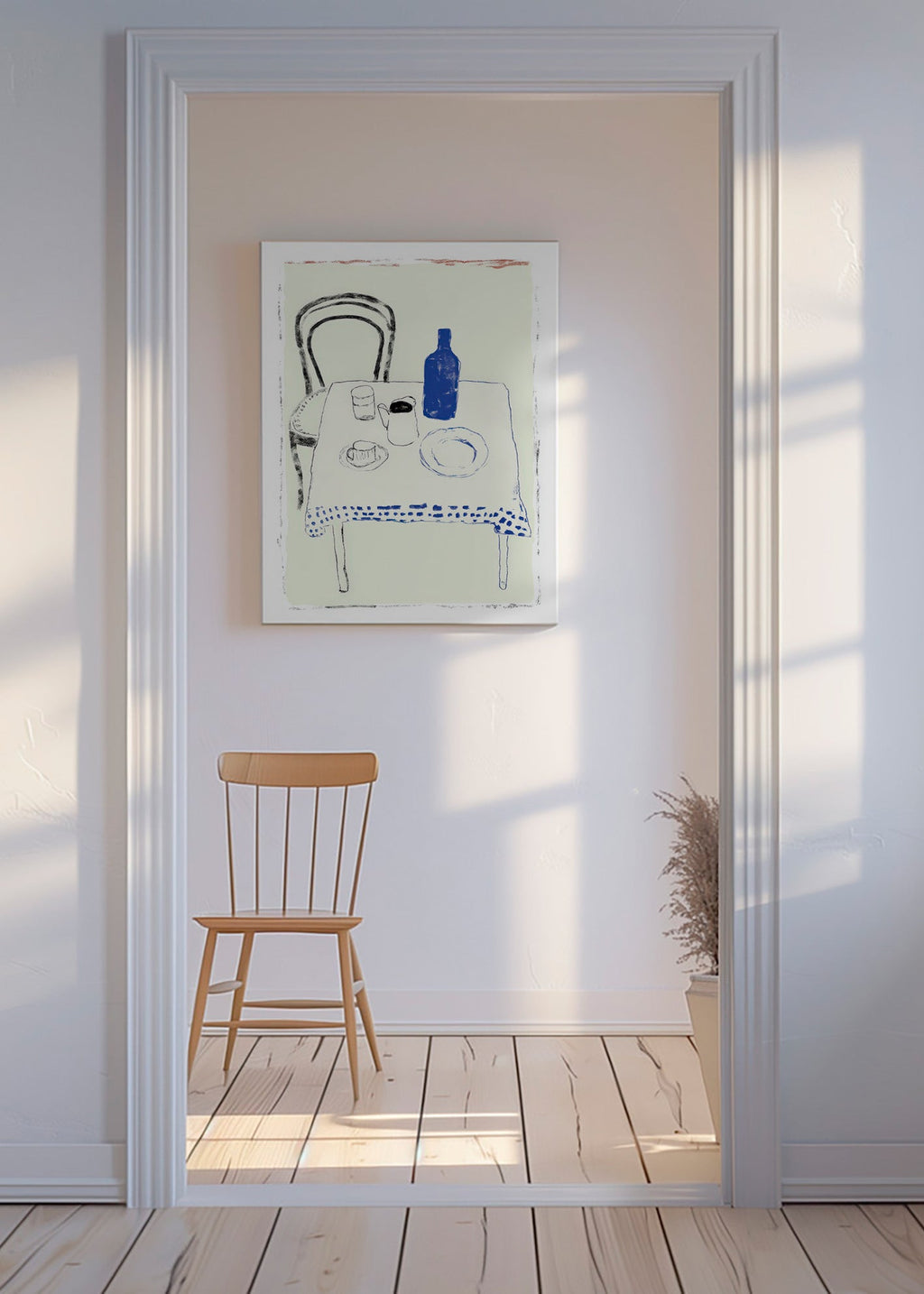 Küchenkunst mit blauer Flasche und reduzierter Geschirransicht