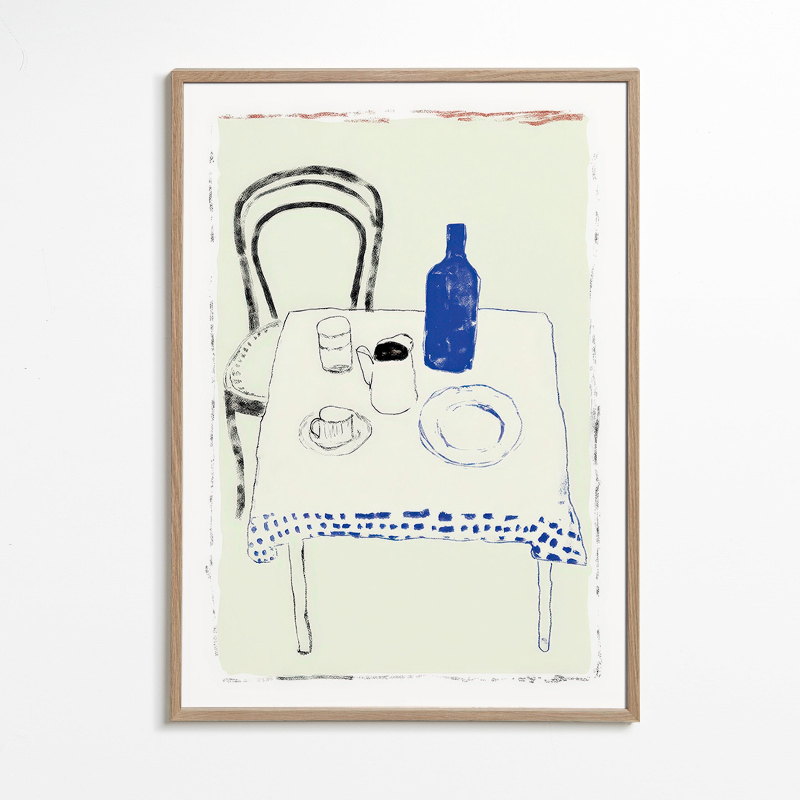 Küchenkunst mit blauer Flasche und reduzierter Geschirransicht