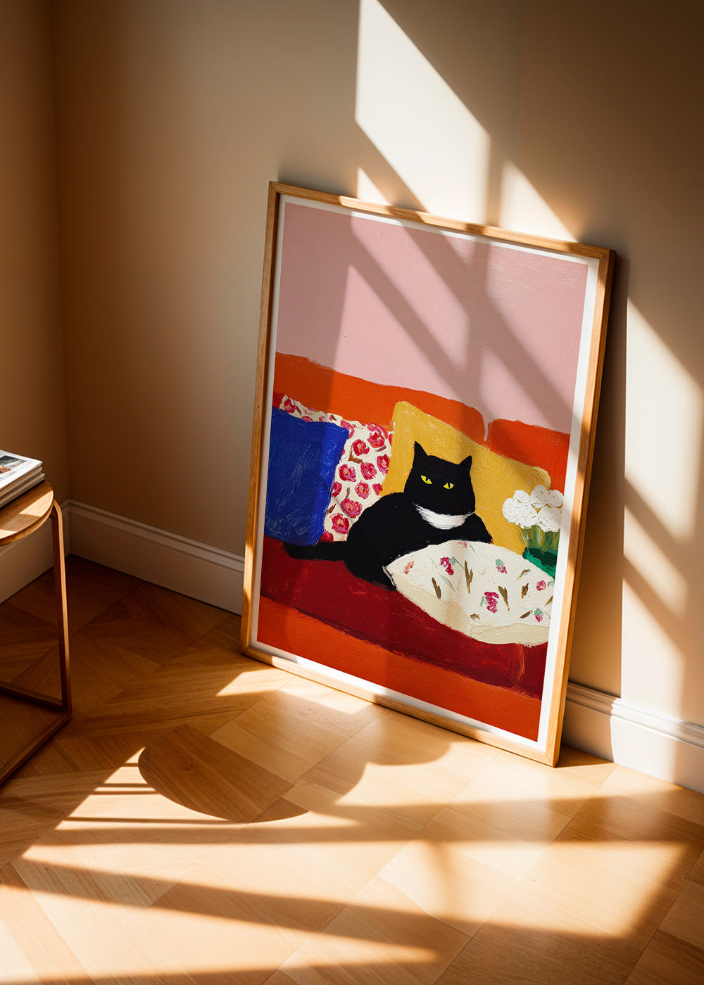 Kunstwerk schwarze Katze auf buntem Sofa