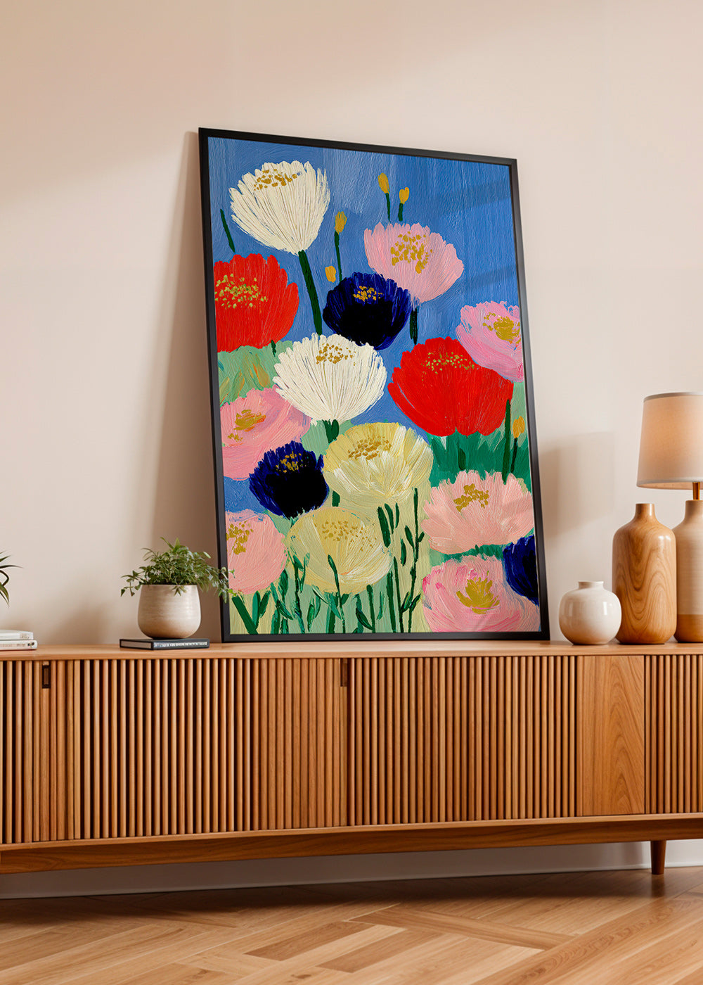 Botanischer Druck mit kraftvollen Pinselblumen