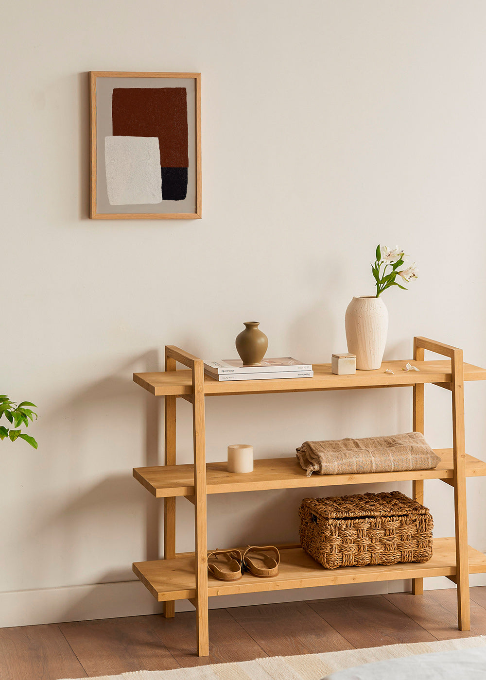 Minimalistisches Design mit braunen und weißen Blöcken