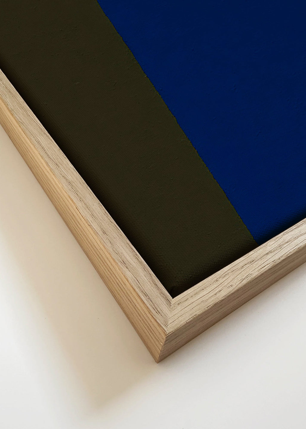 Geometrisches Bild mit blauem vertikalem Block