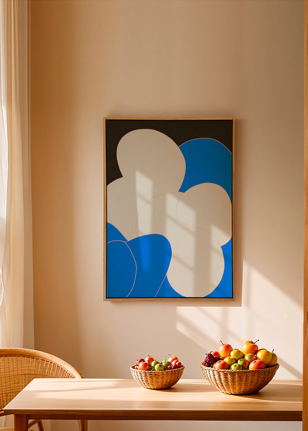 Abstraktes Bild mit organischen Blau-Weiß-Formen