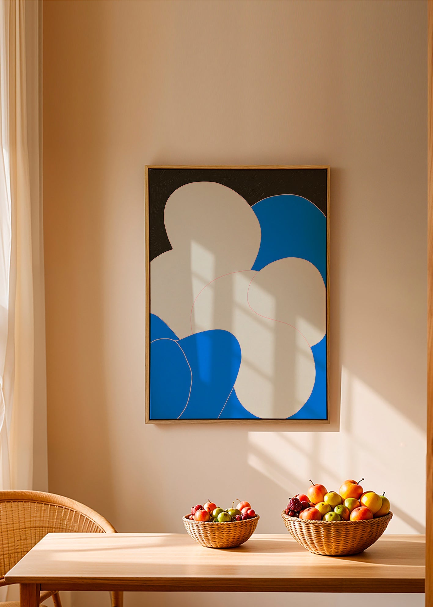 Abstraktes Bild mit organischen Blau-Weiß-Formen