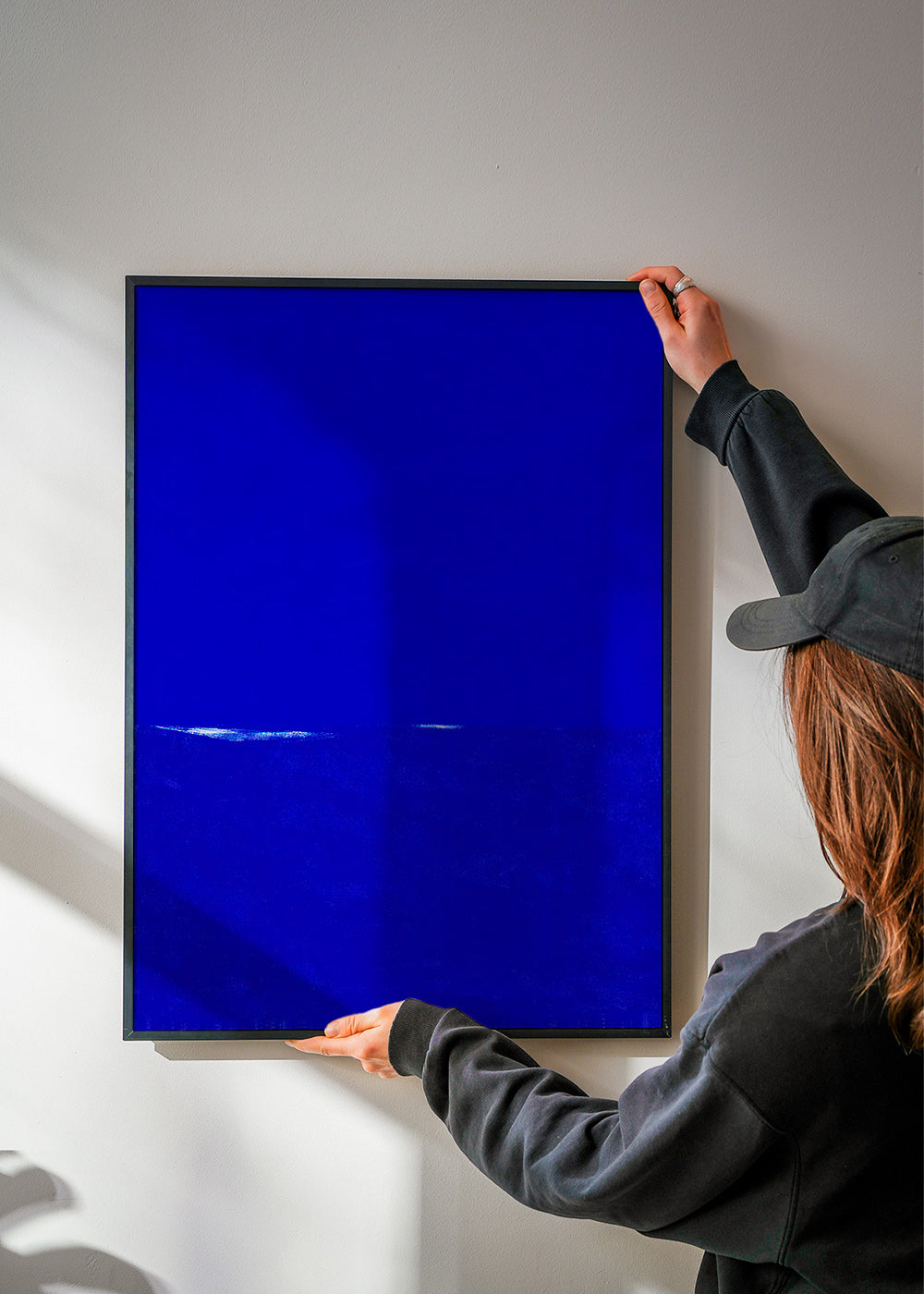 Blaues abstraktes Bild mit feinem Horizont